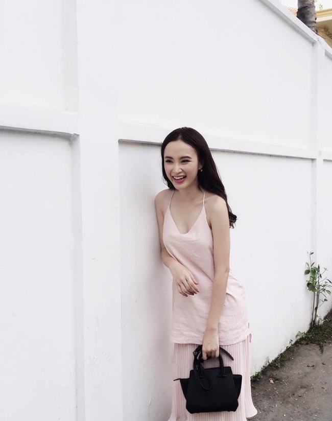 Việc &#34;thả rông&#34; vòng một, phần ngực bị lộ đến 2/3 chỉ được được che hờ hững bởi chi tiết cách điệu hình đầu mèo. Bộ cánh này của Angela Phương Trinh bị đánh giá là phản cảm, khêu gợi quá đà. Dù thời trang đời thường, đi sự kiện hay ở nhà... cô đều không quên &#34;nhiệm vụ&#34; thả rông vòng 1.