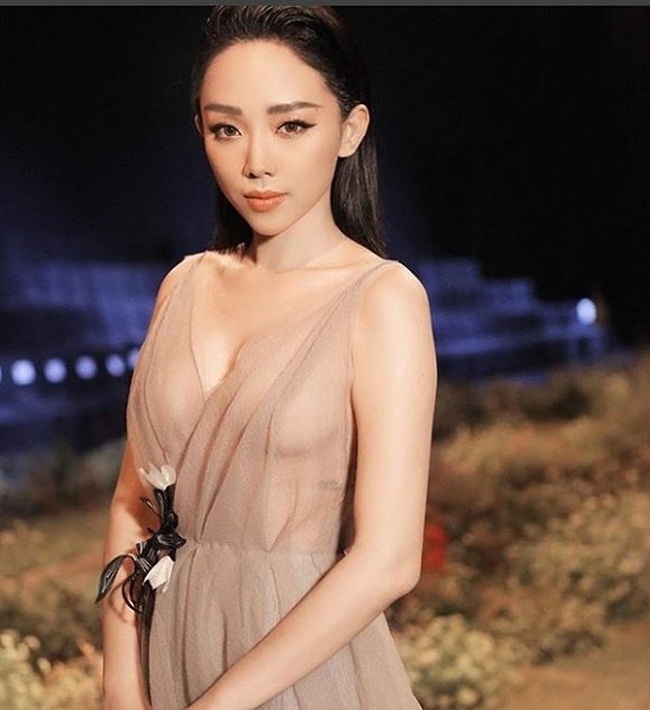 Tóc Tiên mặc váy voan, để lộ “nhũ hoa” và khuôn mặt vô cùng tự tin, đôi mắt gợi lên nhiều suy nghĩ. Trong một sự kiện thời trang, cô nàng diện váy màu nude gây hiểu lầm cho người nhìn. Thế nhưng, cũng không làm khó được người hâm mộ khi nhìn ra vòng một &#34;thả rông&#34;.