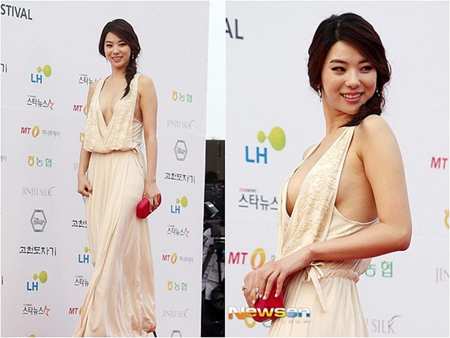 Han Da Eun trở thành tâm điểm chú ý khi diện bộ đầm gợi cảm tham dự Lễ trao giải Korean Drama Award, sự kiện diễn ra chiều nay 2/10 tại Seoul. Trên thảm đỏ, người đẹp Hàn tự tin khoe vẻ đẹp quyến rũ, đặc biệt là bộ ngực sexy. 