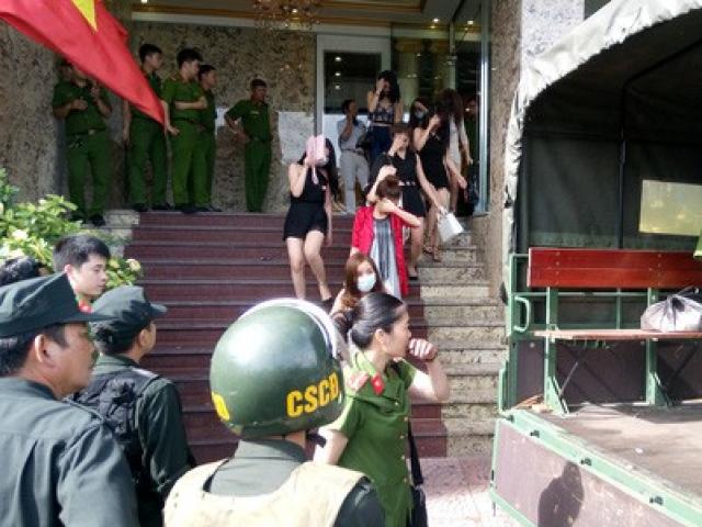 Cảnh sát đột kích quán bar, đưa gần 50 ”dân chơi” về trụ sở