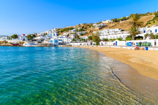 Paradise Beach, Hi Lạp: Vào 16 giờ 30 phút hằng ngày, bãi biển này trở thành một thiên đường tiệc tùng, với tâm điểm là 2 quán bar và màn trình diễn sôi động của các DJ. Đặc biệt, du khách có thể cởi bỏ hết quần áo nếu muốn.
