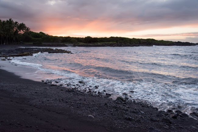 Kehana, Mỹ: Tương tự như Little Beach, du khách có thể thoải mái khỏa thân trên bãi biển khác ở Hawaii là Kehana, với cát có màu đen đặc trưng.