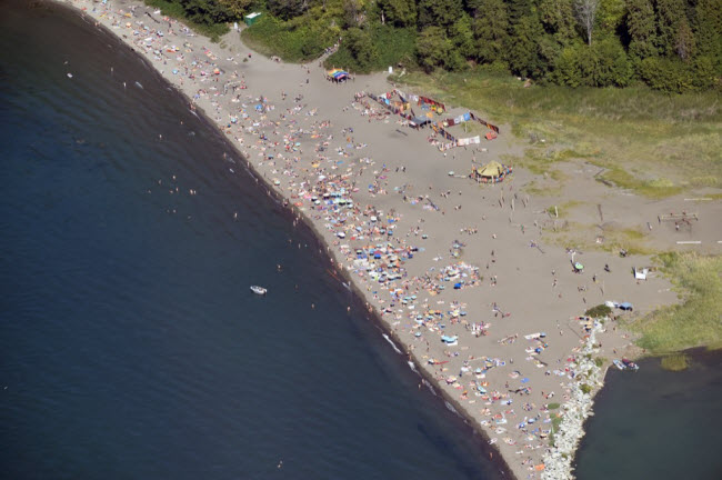Wreck Beach, Canada: Bãi biển này nằm ngay cạnh trường đại học British Columbia, nhưng bạn gần không thấy sinh viên xuất hiện ở đây vì bãi biển dành cho những người khỏa thân.