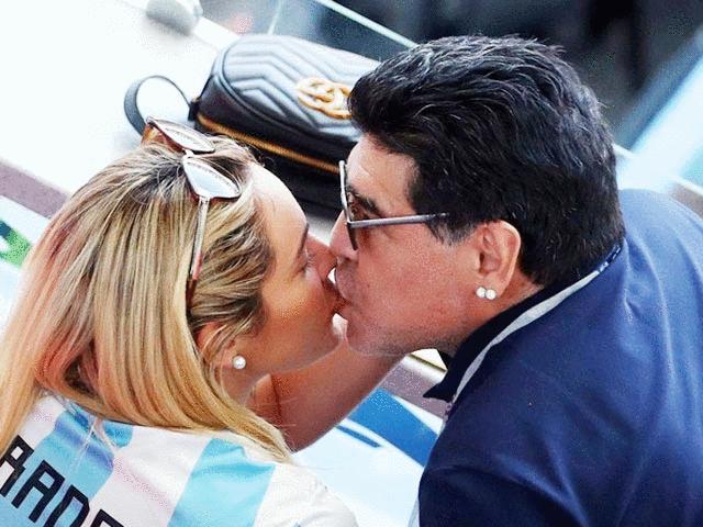 Giải trí - Mỹ nhân "đáng tuổi con" khóa môi Maradona ở World Cup là ai?