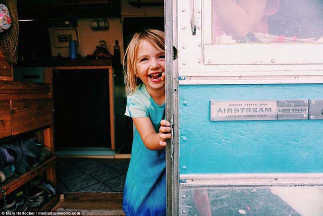 Chán cuộc sống ngột ngạt, gia đình này đã bán hết tài sản để cùng nhau đi du lịch - 8