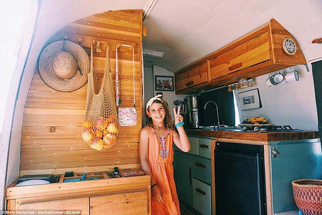 Chán cuộc sống ngột ngạt, gia đình này đã bán hết tài sản để cùng nhau đi du lịch - 2