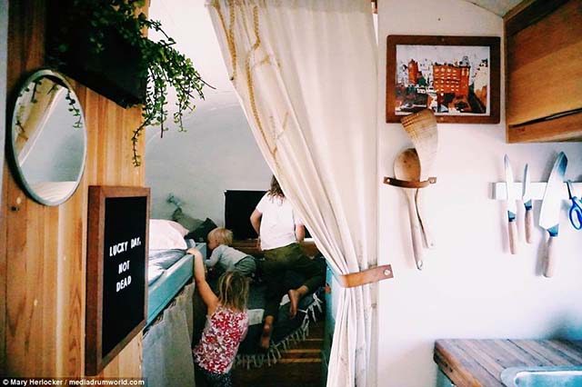 Chán cuộc sống ngột ngạt, gia đình này đã bán hết tài sản để cùng nhau đi du lịch - 3