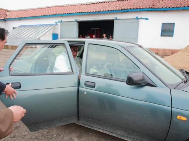 Thế giới - Kim Jong-un bất ngờ dùng xe "cà tàng" đi thăm căn cứ quân sự