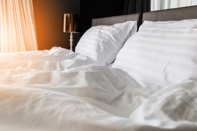 Sử dụng ga trải giường bằng vải bông: Để tránh đổ mồ hôi vào những đêm mùa hè nóng bức, bạn nên tránh xa chất liệu nhân tạo và sử dụng chất liệu tự nhiên cho giường ngủ.