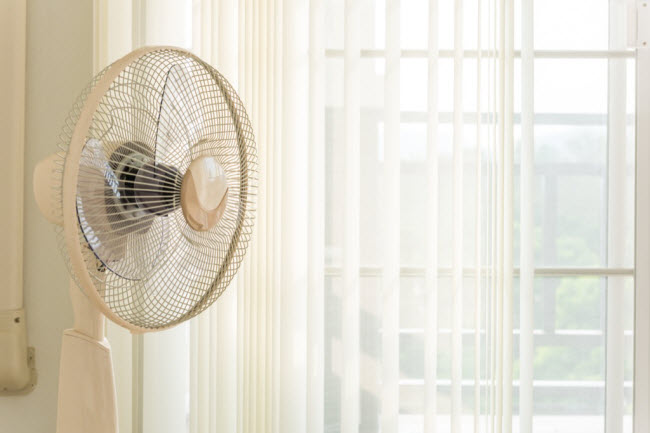 Sử dụng quạt sáng tạo: Thay vì dùng quạt thổi gió nóng vào mặt, hãy chĩa quạt ra cửa sổ để hút hơi nóng ra ngoài. Trong khi đó, bạn mở một cửa sổ khác để không khí mát có thể vào trong phòng.