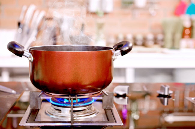 Hạn chế sử dụng bếp đun: Việc nấu nướng bằng bếp gas hay lò vi sóng cũng góp phần làm nhiệt độ nhà tăng lên. Vào những ngày nắng nóng, bạn nên hạn chế việc đun nấu để giữ trong nhà luôn mát mẻ.