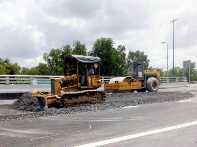 Cầu trăm tỷ vừa thông xe đúng 1 ngày đã sụt lún: “Quá bôi bác”