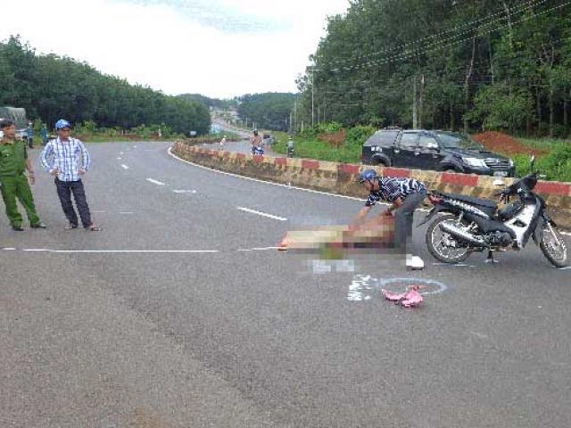 Tin tức trong ngày - Đau lòng nhìn bé gái chết thảm, chỉ còn chiếc áo hồng