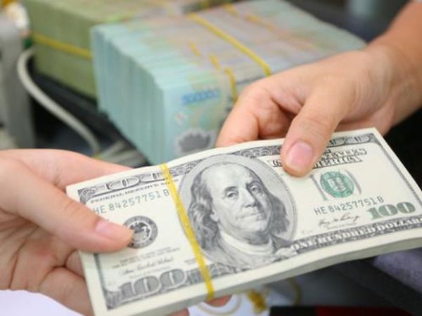 Tỷ giá USD liên tục phá đỉnh, có cần can thiệp thị trường? - 1