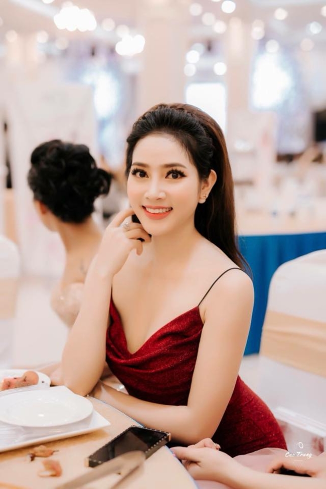 Trước khi đến với vai diễn chính trong phim “Đại gia chân đất” và “Làng ế vợ”, nữ diễn viên sinh năm 1995 từng tham gia phim truyền hình “Mưa bóng mây” và series phim hài thuộc kênh “Râu ơi vểnh ra” của Trần Bình Trọng.