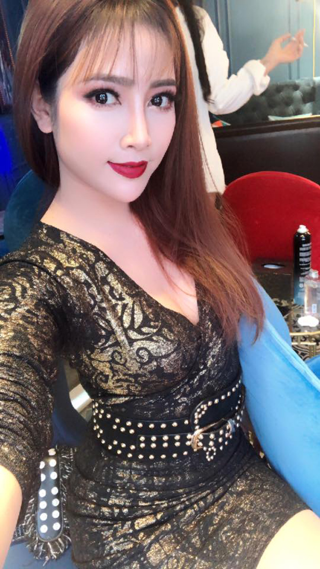 Ngoài ra, cô còn là nhà phân phối mỹ phẩm và bất động sản.
