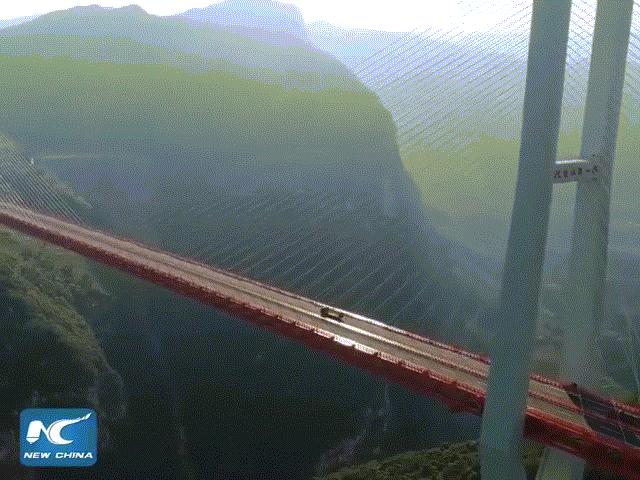 Thót tim đi qua cây cầu cao nhất thế giới ở Trung Quốc