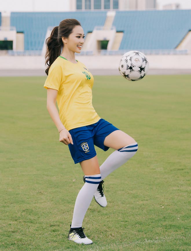 Hoa khôi Nghệ An diện quần đùi áo số vì "phát cuồng" tuyển Brazil - 4