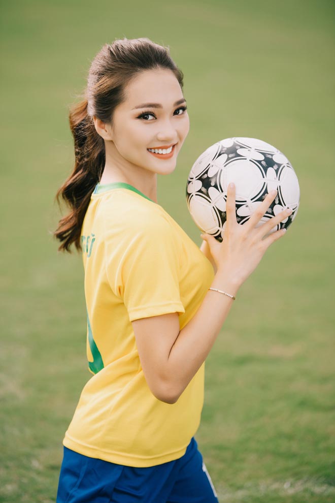 Hoa khôi Nghệ An diện quần đùi áo số vì "phát cuồng" tuyển Brazil - 1