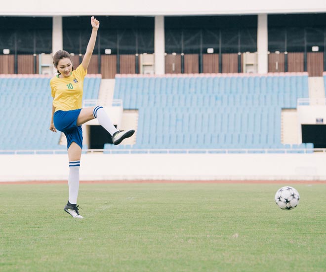 Hoa khôi Nghệ An diện quần đùi áo số vì "phát cuồng" tuyển Brazil - 3