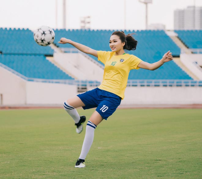 Hoa khôi Nghệ An diện quần đùi áo số vì "phát cuồng" tuyển Brazil - 5