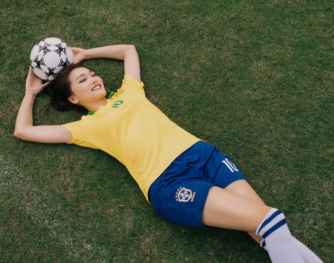 Hoa khôi Nghệ An diện quần đùi áo số vì "phát cuồng" tuyển Brazil - 2