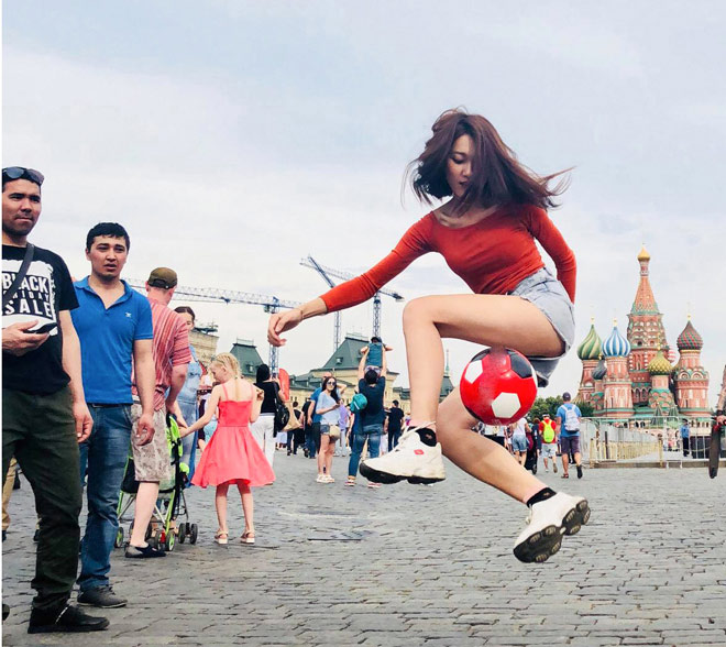 Hoa khôi Nghệ An diện quần đùi áo số vì "phát cuồng" tuyển Brazil - 7