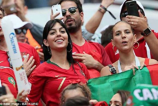 Bồ Đào Nha bị loại, bạn gái Ronaldo mang tiếng... &#39;đen&#39; - 1