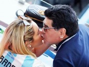 Giải trí - Mỹ nhân &quot;đáng tuổi con&quot; khóa môi Maradona ở World Cup là ai?