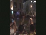 Thế giới - Dân Nga đổ ra phố, cởi quần áo ăn mừng kỳ tích trước TBN