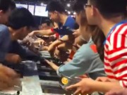 Cần Thơ: "Tuýt còi" quán ăn buffet miễn phí, gây cảnh chen lấn, phản cảm