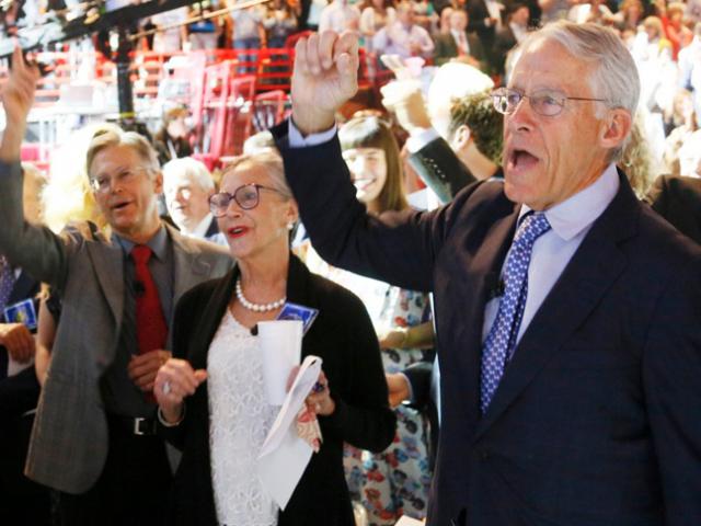 Kinh doanh - Cách tiêu tiền đáng nể của gia tộc giàu nhất hành tinh