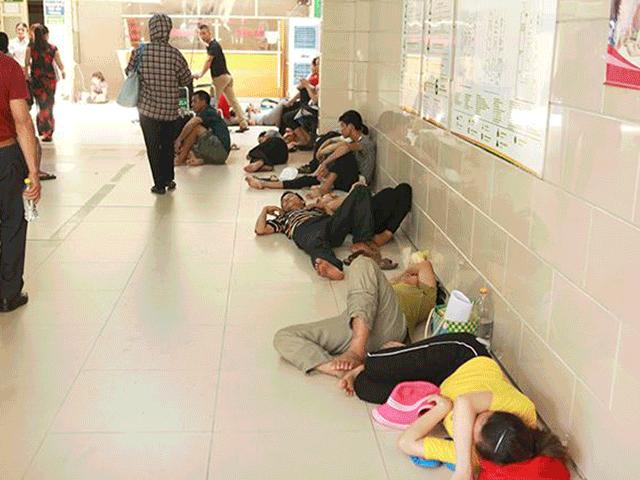 Tin tức trong ngày - Hà Nội hóa "lò bát quái", người nhà bệnh nhân vạ vật trong ATM, gốc cây tránh nắng