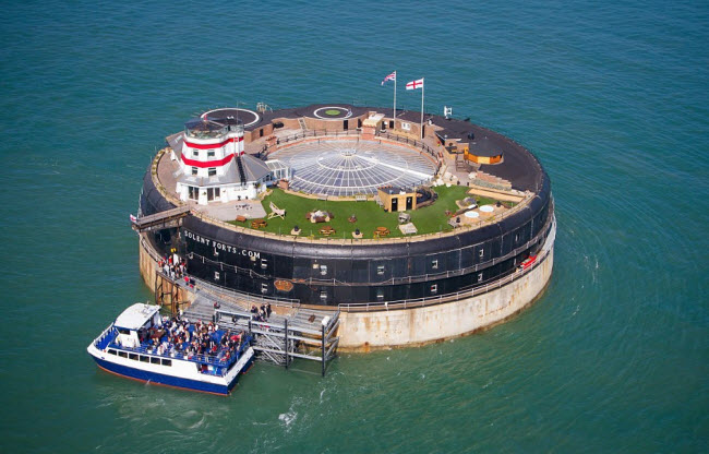 Pháo đài No Man’s, Anh: Đây là một trong những khách sạn hẻo lánh nhất thế giới và chỉ có thể tiếp cận bằng tàu biển. Công trình gồm 5 quán bar, bồn tắm nước nóng trên mái và 1 nhà hàng. Du khách có thể đặt phòng trên ngọn hải đăng để có trải nghiệm đặc biệt.