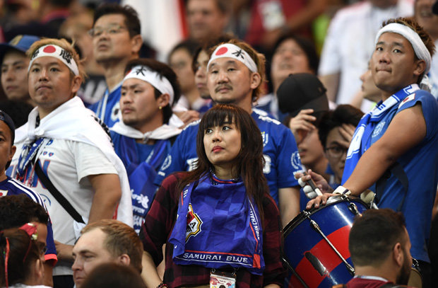 CĐV Nhật dọn rác trên khán đài trong nước mắt ở World Cup - 4