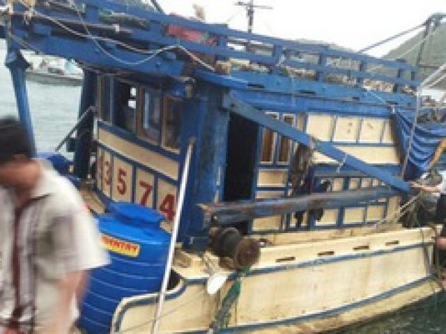 Pháp luật - Nhóm ngư phủ khống chế kẻ giết người đưa vào bờ