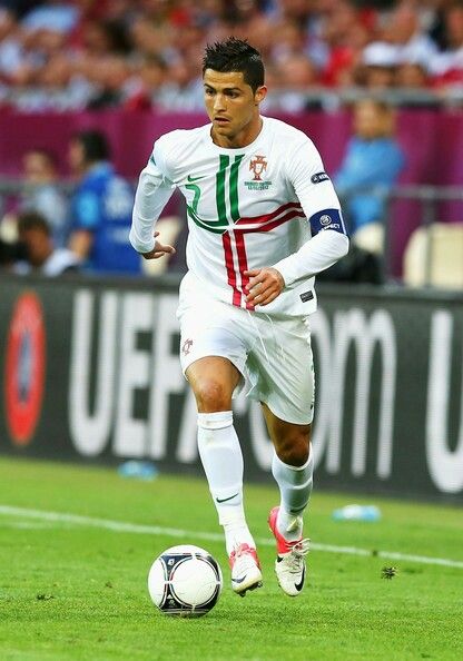 CR7 chuyên mặc áo dài khi đá giải lớn vì mê tín? - 3