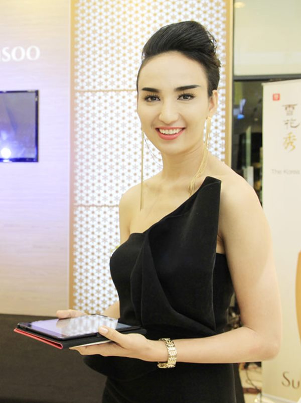 Mai Phương Thúy hài hước với lông mày đen như than, dài đến thái dương - 4