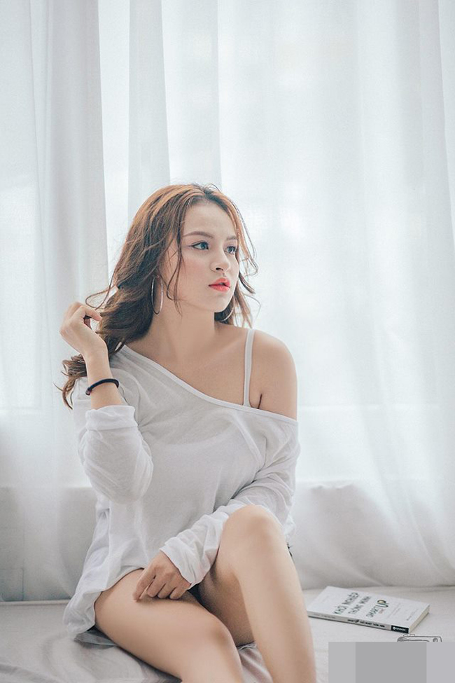Nguyễn Ngọc Anh (Hà Nội, cựu sinh viên trường Đại học Sân khấu Điện ảnh) từng là hot girl có tiếng trong giới trẻ Việt. 