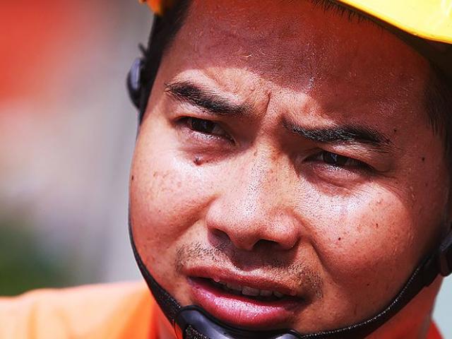 Tin tức trong ngày - Những người leo cột dưới “chảo lửa” trên 40 độ C