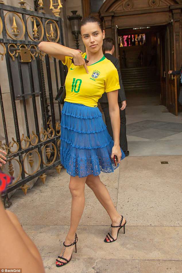 3 thiên thần nội y mặc áo của Neymar tưng bừng mừng Brazil chiến thắng - 1