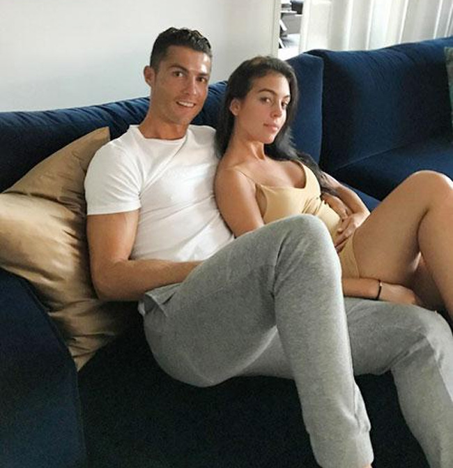 Fan cuồng đổ tội cô bồ &#34;xấu&#34; khiến Ronaldo sớm về nước - 1