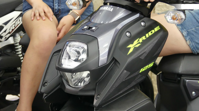 Ảnh đèn pha của X-Ride 125 mới màu đen. Đèn xe thiết kế hai tầng, lồi hẳn ra cùng bộ mặt nạ sắc nhọn nhìn rất khác lạ.