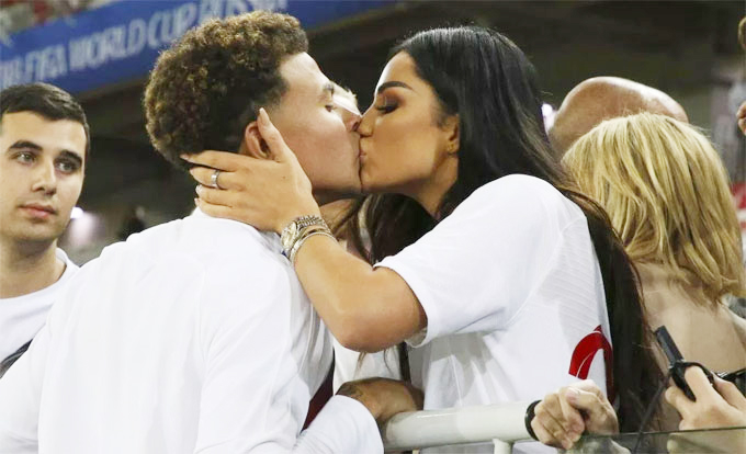 Mỹ nhân hôn đắm đuối tuyển thủ Anh bên khán đài là ai? - 1