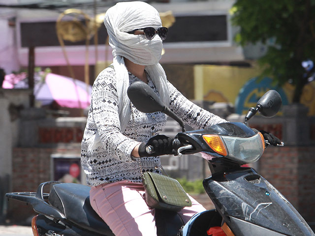 Bí quyết mặc đẹp - Nắng nóng kỷ lục, chị em "quấn vải" muôn hình vạn trạng khi ra phố