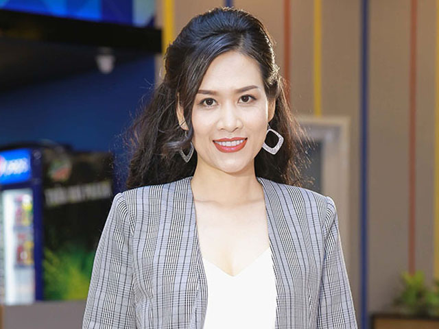 Đời sống Showbiz - Nguyệt "thảo mai” diện áo trễ ngực để tái ngộ khán giả