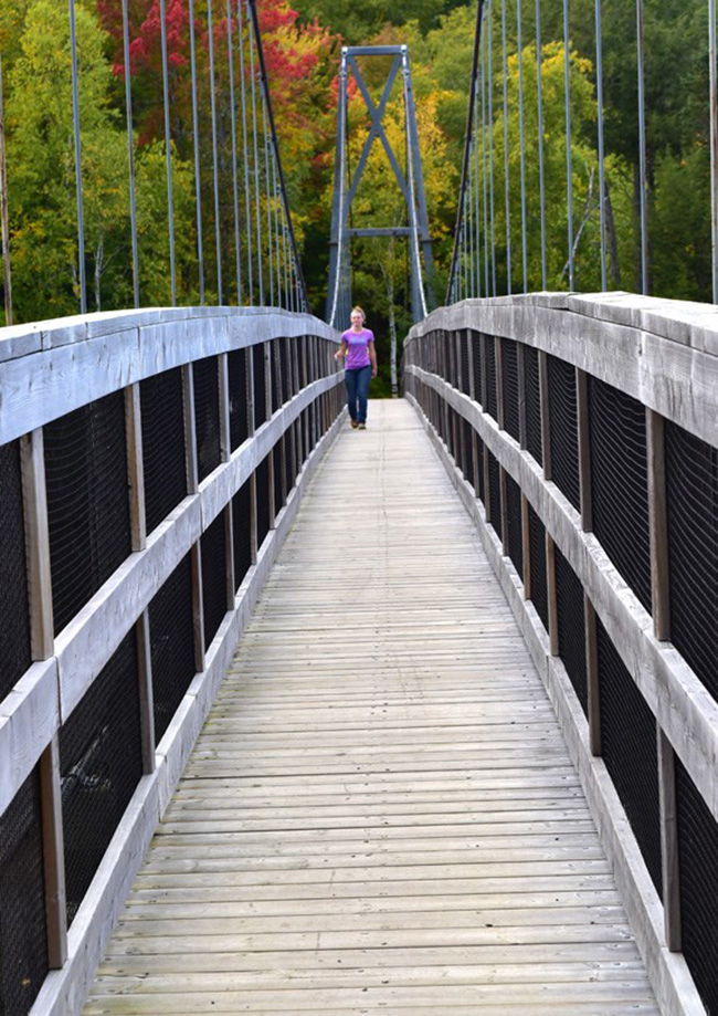 Cầu đi bộ trên sông Shogomoc, Canterbury, New Brunswick: Nằm nơi sông Shogomoc chảy vào sông Saint John, cây cầu tạo thành một phần của đường mòn Trans Canada và là một điểm câu cá tuyệt vời.