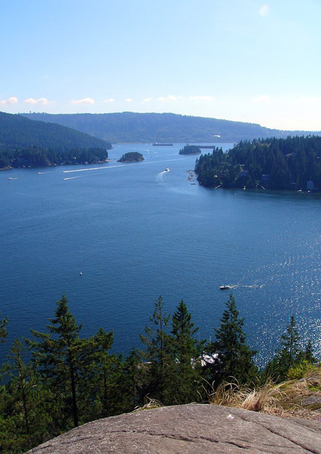 Quarry Rock, North Vancouver, British Columbia:  Nằm ngay bên ngoài Deep Cove ở Bắc Vancouver, là một địa danh với cảnh quan tuyệt đẹp.