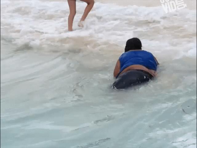 Video Clip Cười - Những tình huống hài hước bên bãi biển mùa nắng nóng