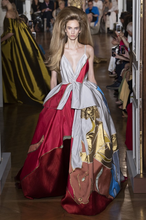 Chìm trong tiệc sắc màu mê hoặc của Valentino - 9